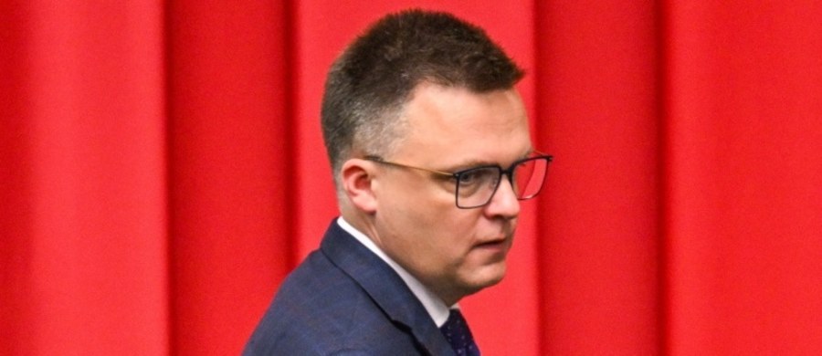 Nie milkną echa piątkowych słów Szymona Hołowni o "zamachu stanu". Marszałek Sejmu w sobotę wyjaśnił, że sformułowania "zamach stanu" użył nie w znaczeniu prawnym, tylko w znaczeniu politycznej diagnozy. Wcześniej jego słowa stanowczo skomentował premier Donald Tusk.