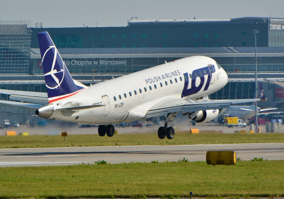 Samolot PLL LOT z Warszawy do Sofii musiał zawrócić do stolicy Polski i awaryjnie lądował na lotnisku Chopina. Przyczyną był sygnał o możliwej usterce.