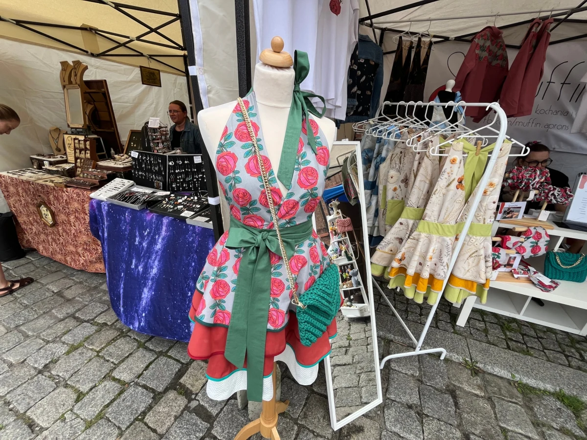 W zabytkowej, robotniczej dzielnicy Katowic Nikiszowcu trwa Jarmark u Babci Anny. Na uczestników wydarzenia czekają liczne atrakcje. Jest 160 wystawców, niepowtarzalne rękodzieło, a także dużo dobrego jedzenia. Na miejsce można dojechać darmowym autobusem. "Te w dużej ilości jeżdżą na Nikiszowiec, więc myślę, że to jest najlepsze rozwiązanie" - zachęca Waldemar Jan ze stowarzyszenia Fabryka Inicjatyw Lokalnych.