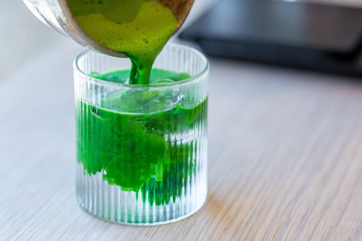 Matcha – rodzaj drobno zmielonej, japońskiej herbaty, robi furorę na świecie. Popularności dodają jej m.in. media społecznościowe. Jak donosi BBC, ceny matchy mogą rosnąć ze względu na tegoroczny nieurodzaj czy cła, którymi Amerykanie obłożyli Japonię. Specjaliści wskazują, że bardziej świadoma konsumpcja jest możliwa i ma dobre skutki.