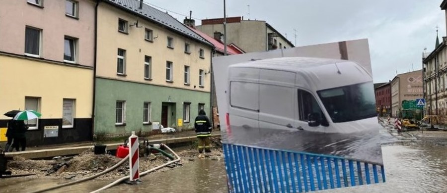 Niepokojące doniesienia w związku z intensywnymi opadami deszczu. Wał w Kałkowie na Opolszczyźnie ponownie został przerwany, nieprzejezdne są odcinki dróg. Otwarto już zamknięty w niedzielę most tymczasowy w Głuchołazach. Potężna ulewa nawiedziła też Pionki w województwie mazowieckim.