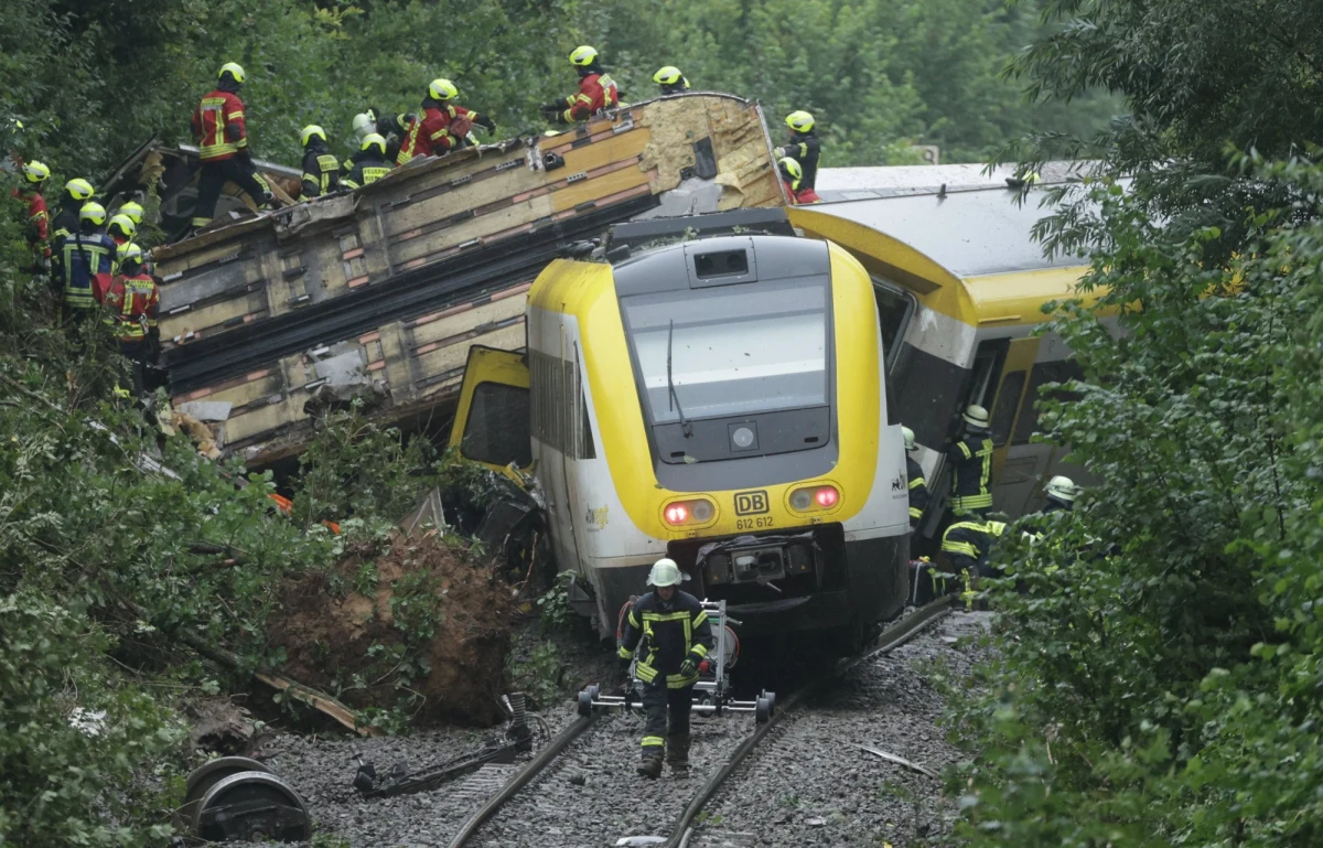 Katastrofa kolejowa w południowych Niemczech. W Badenii-Wirtembergii w niedzielę wykoleił się pociąg. Co najmniej trzy osoby zginęły, a ponad 50 zostało rannych.