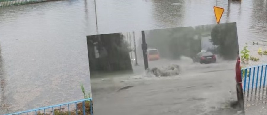 Potężna ulewa przeszła w niedzielę po południu nad Kielcami. Wiele ulic stolicy województwa świętokrzyskiego zamieniło się w rzeki, co widać na licznych nagraniach w mediach społecznościowych.