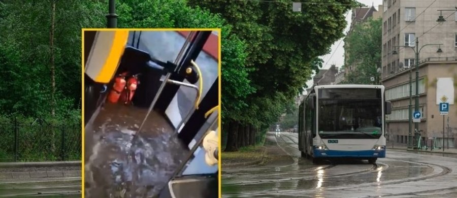 Obfite deszcze, które przechodzą nad Polską, narobiły zamieszania w Krakowie. W internecie pojawiły się nagrania, na których widać wodę wlewającą się do autobusu komunikacji miejskiej.