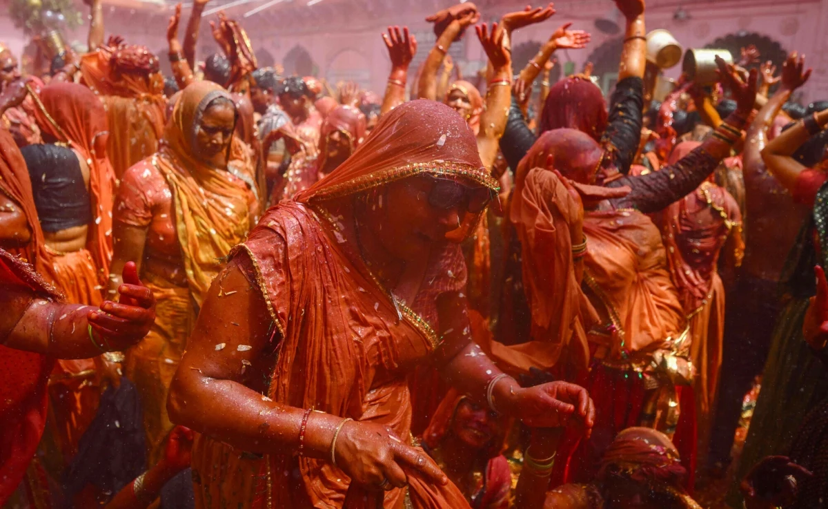 Zerwany przez małpy przewód elektryczny spadł na blaszaną wiatę, powodując porażenia prądem i wybuch paniki wśród wiernych zgromadzonych w świątyni w północnych Indiach. Zginęły co najmniej dwie osoby, a kilkanaście zostało rannych.