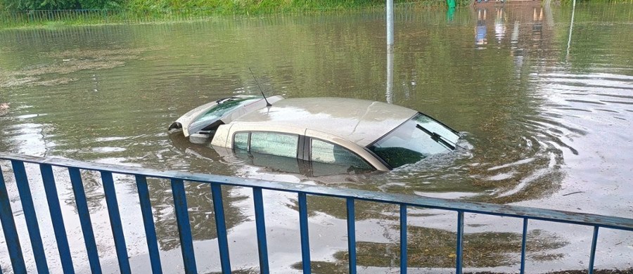 Specjalne rękawy przeciwpowodziowe do odwołania będą stały nad rzeką Silnicą w Kielcach. To konsekwencja ogromnej ulewy, która wczoraj wieczorem przeszła nad miastem. W całej Polsce skutki burz i intensywnych opadów deszczu usuwają strażacy. Od wczoraj interweniowali ponad tysiąc razy. 