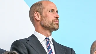 Książę William dotrzymał obietnicy. Zasiadł na trybunach. I to z kim