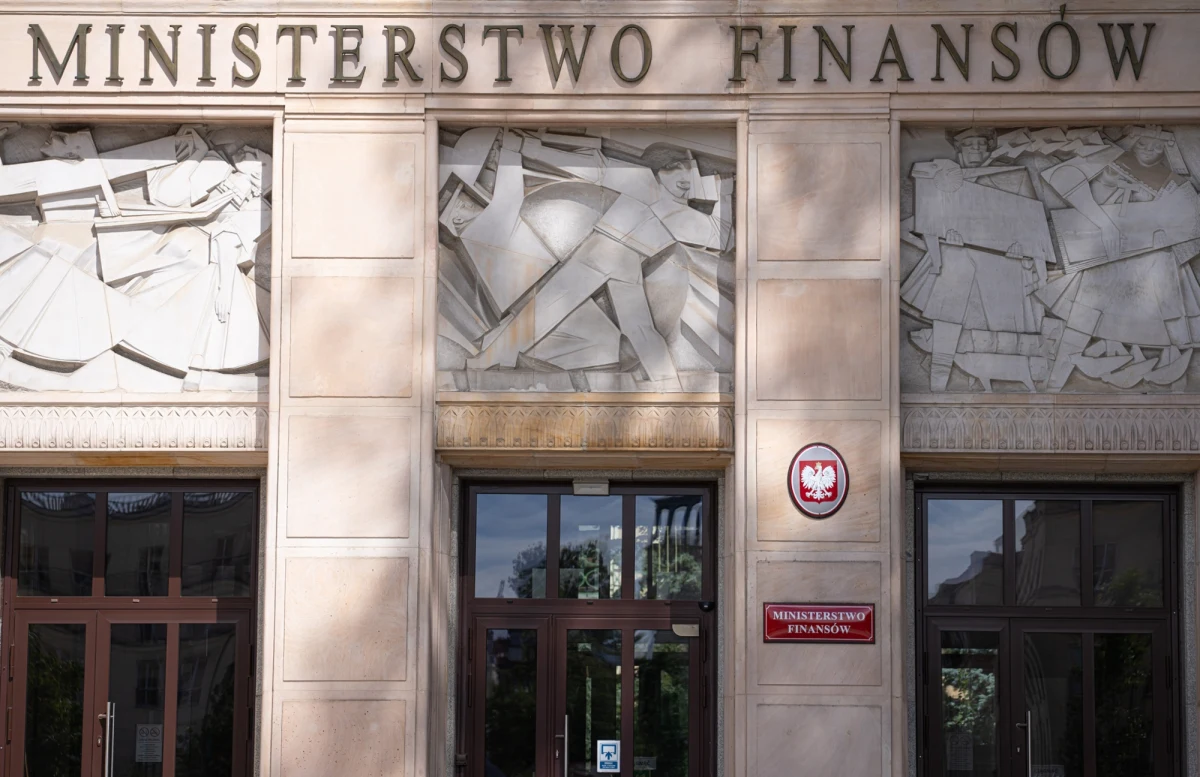 W najnowszym raporcie Forum Obywatelskiego Rozwoju (FOR) przedstawiono alarmujące dane dotyczące finansów publicznych w Polsce. Wynika z niego, że państwo wydaje coraz więcej, a rosnące wydatki nie znajdują pełnego pokrycia w dochodach. Efektem jest dynamiczny wzrost długu publicznego, który w przeliczeniu na jednego mieszkańca osiągnął już ponad 53 tys. złotych.