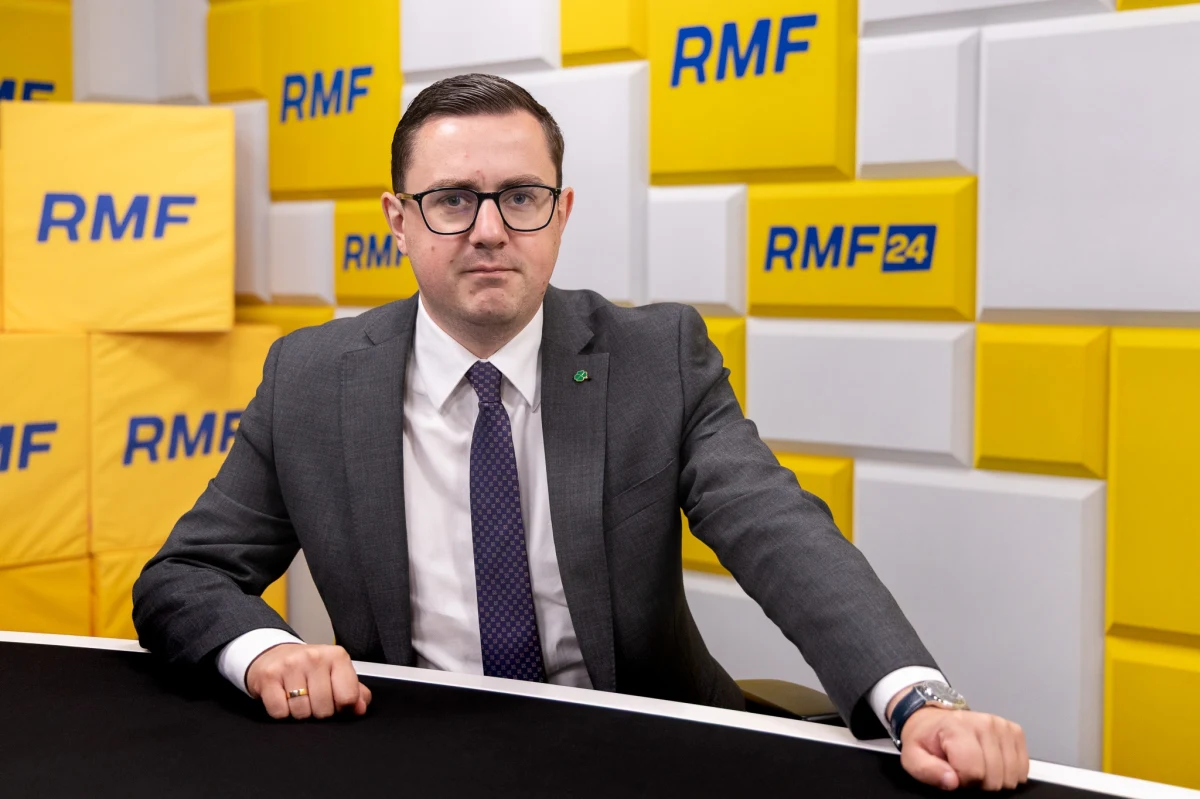 Minister energii Miłosz Motyka został zapytany w Porannej rozmowie w RMF FM, czy ceny prądu będą zamrożone do końca roku. "Mamy ustawę na etapie prac parlamentarnych. Myślę, że tuż przed zaprzysiężeniem nowego prezydenta zostanie uchwalona z poprawkami Senatu. Liczymy, że pan prezydent Nawrocki podpisze ustawę, która obniża ceny energii" - powiedział.