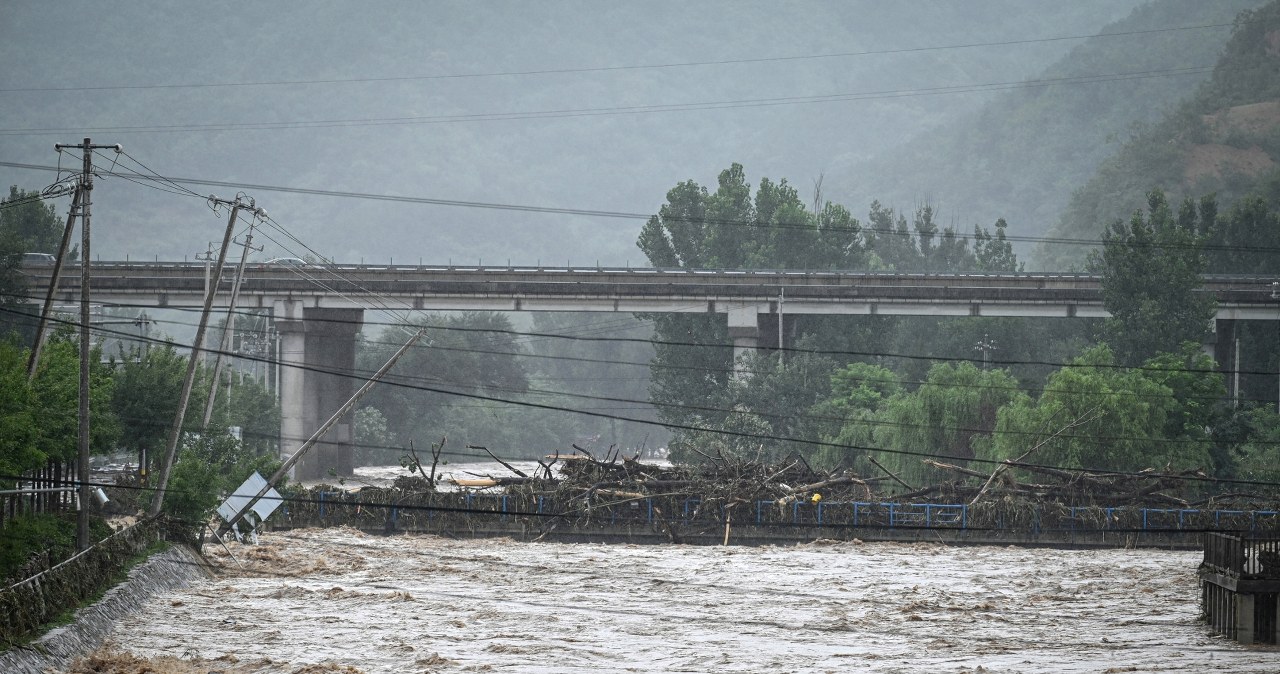 Rekordowe opady i tysiące ewakuowanych. Chiny zmagają się z żywiołem