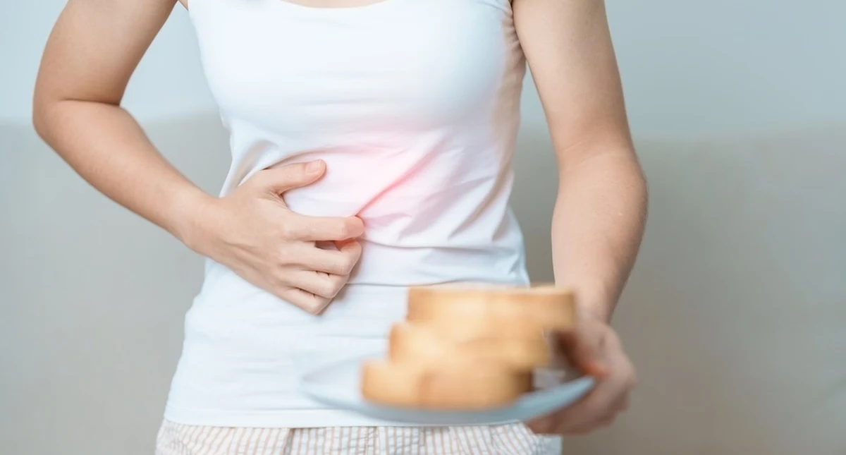 Wbrew powszechnym obawom pacjentów, gluten nie musi być głównym winowajcą dolegliwości związanych z zespołem jelita drażliwego (IBS) – wynika z najnowszych badań opublikowanych w prestiżowym czasopiśmie "The Lancet Gastroenterology & Hepatology". Naukowcy wskazują, że u wielu osób objawy mogą być wywoływane przez tzw. efekt nocebo, a nie rzeczywiste działanie glutenu.