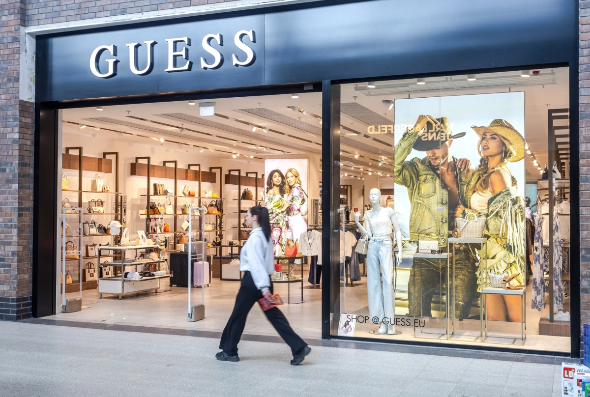 W najnowszym brytyjskim wydaniu prestiżowego magazynu "Vogue" pojawiła się reklama marki Guess, w której główną rolę gra przepiękna modelka. Problem polega na tym, że w rzeczywistości taka kobieta nie istnieje, a została stworzona przez sztuczną inteligencję. Jej nieskazitelna uroda, idealne proporcje i perfekcyjny styl przyciągają wzrok, ale jednocześnie rodzą pytania o przyszłość branży, autentyczność przekazu oraz wpływ na społeczeństwo.