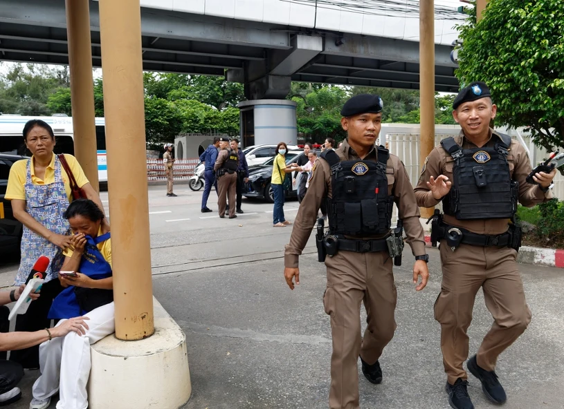 Strelec v Bangkoku pokosil štiri varnostnike, več ranjenih