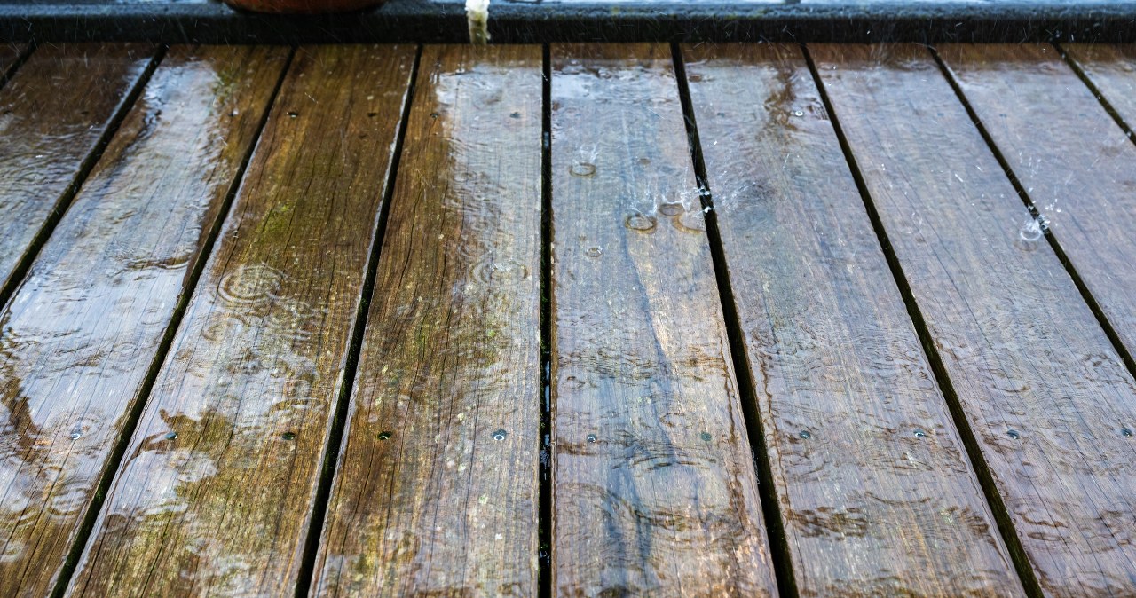 Deszcz zalał drewniany taras? Zrób to, by woda nie zniszczyła desek