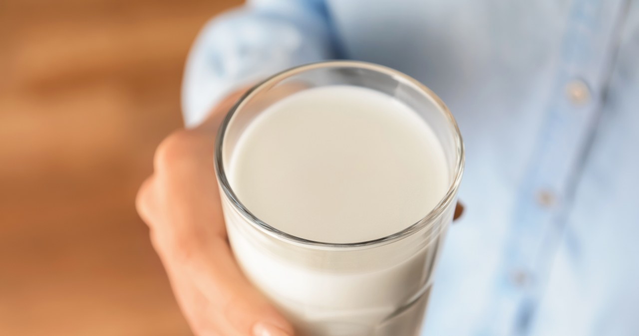 Ten popularny napój może powodować wzdęcia. Sprawdź, czy nie pijesz go za dużo