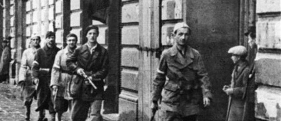 Teresa Bogusławska ps. Tereska w czasie Powstania Warszawskiego miała 15 lat. Pisała wiersze, szyła powstańcom mundury oraz czerwono-białe opaski. Krzysztof Kamil Baczyński, 23-letni wybitny poeta i żołnierz Armii Krajowej, zginął w czwartym dniu walk. Niespełna 22-letni Józef Szczepański ps. Ziutek był autorem wielu znanych wierszy i piosenek powstańczych. Zginął we wrześniu 1944 roku. Ich poezję 1 sierpnia w Faktach RMF FM czytają aktorzy Julia Pietrucha, Katarzyna Dąbrowska, Maciej Zakościelny oraz Marcin Januszkiewicz.