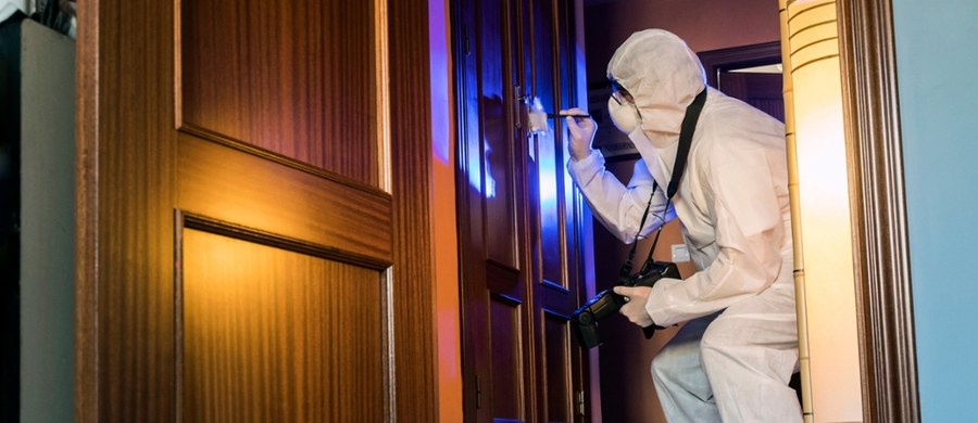 Policja w powiecie goleniowskim zatrzymała 28-latka w związku ze sprawą podwójnego zabójstwa w Janikach Wielkich pod Iławą (woj. warmińsko-mazurskie). Mężczyzna wcześniej uciekł z miejsca, w którym odkryto ciała mężczyzny i kobiety z ranami szyi. 28-latek to syn pary.