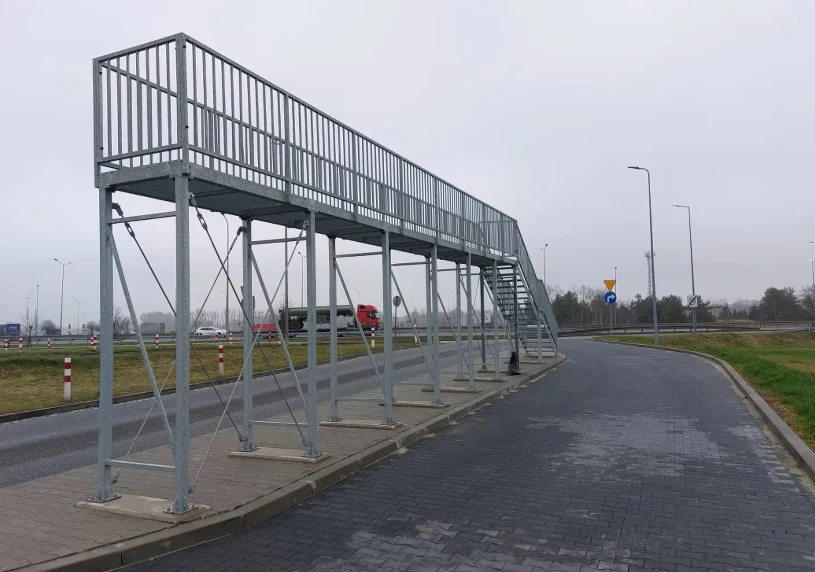 Na MOP-ach stawiają dziwne rampy. Do czego służą stalowe "balkony"?