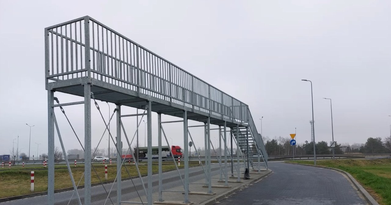 Na MOP-ach stawiają dziwne rampy. Do czego służą stalowe "balkony"?