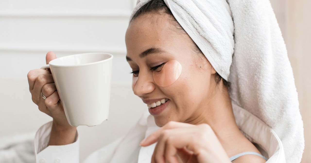 Opuchlizna, cienie, zmarszczki? Tak poradzisz sobie z nimi w kilka minut