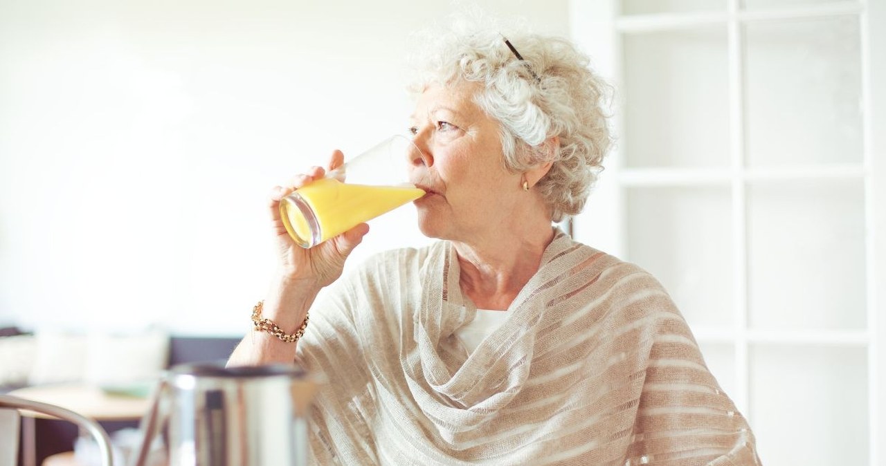 Seniorzy powinni popijać choćby codziennie. Nerki będą pracować jak złoto