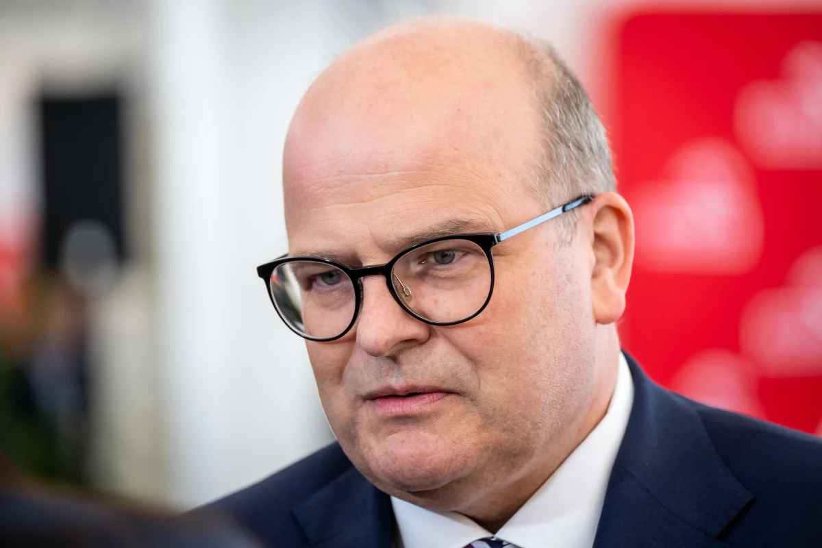 Prezydent Grudziądza, Maciej Glamowski, znalazł się w centrum uwagi po tym, jak policja zatrzymała mu prawo jazdy za rażące przekroczenie prędkości w terenie zabudowanym. Funkcjonariusze drogówki odnotowali, że pojazd prowadzony przez prezydenta poruszał się z prędkością o 52 km/h wyższą niż dozwolona na tym odcinku. Sprawa trafi do sądu, ponieważ Glamowski nie przyjął mandatu.