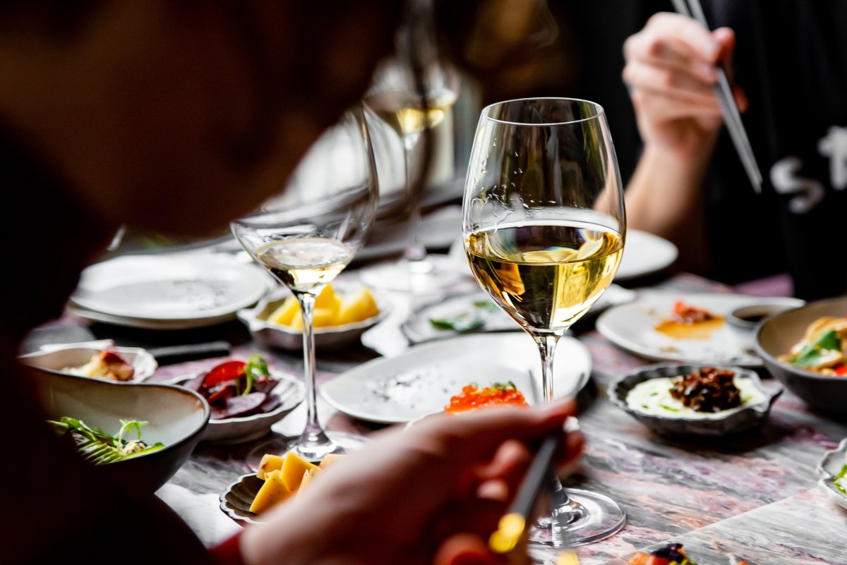 ​Perfidny trik w europejskich restauracjach. Turyści oszukiwani na "ekskluzywnym" winie