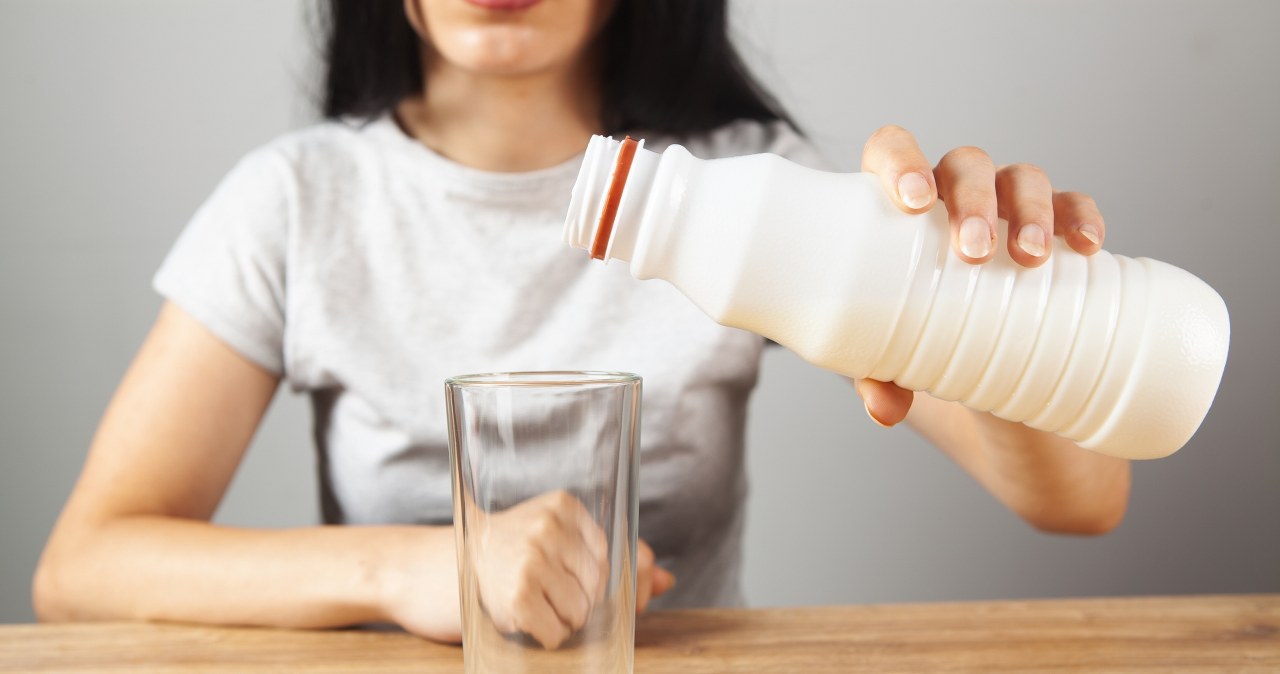 Szklanka dziennie ma gwarantować płaski brzuch. Czy trend z internetu działa?