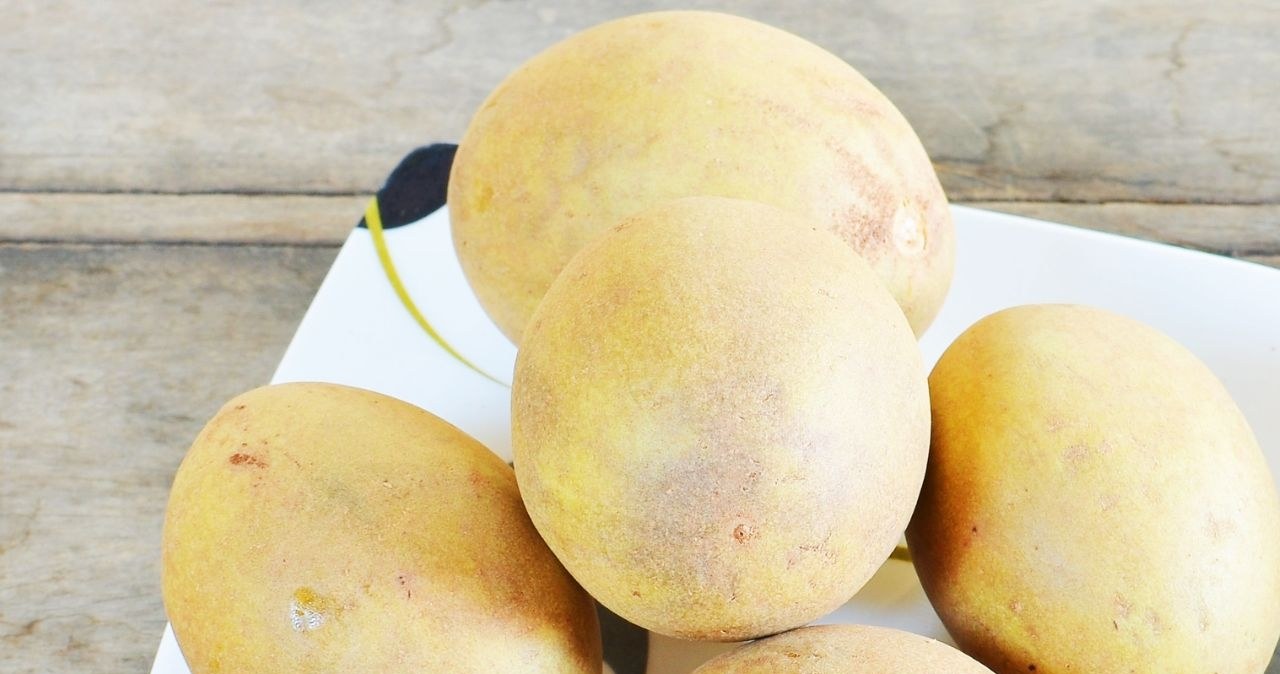 Ten tropikalny owoc wygląda jak ziemniak. Smakuje o niebo lepiej