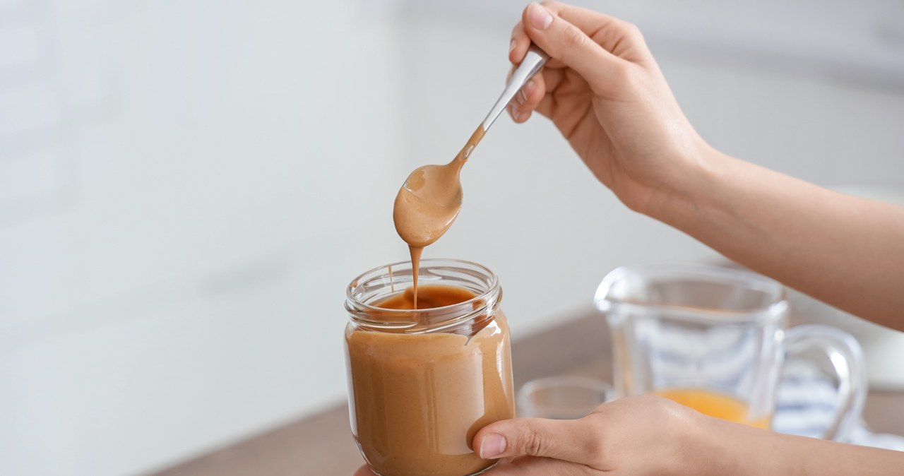 Mała łyżeczka, wielka moc. Co dzieje się z twoim ciałem, gdy codziennie jesz masło orzechowe?