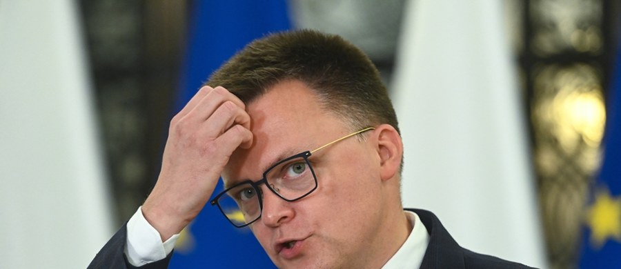 Prokuratura chce przesłuchać w charakterze świadka marszałka Sejmu Szymona Hołownię. Chodzi o jego wyznanie, że był wielokrotnie namawiany do przeprowadzenia "zamachu stanu". Miało do tego dojść poprzez opóźnienie zaprzysiężenia Karola Nawrockiego na prezydenta. 