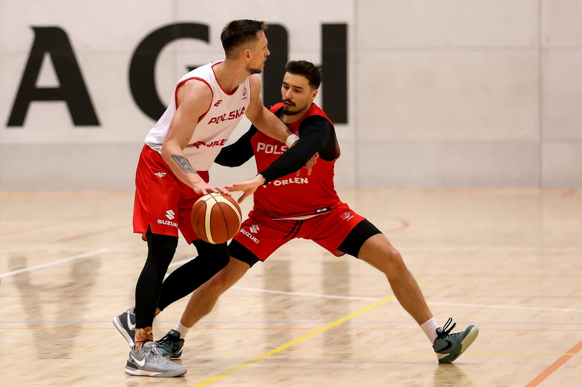 Przed polską reprezentacją koszykarzy kolejne wielkie wyzwanie – EuroBasket, a podczas niego między innymi starcie ze Słowenią, której liderem jest sam Luka Dončić. Po sukcesie sprzed trzech lat oczekiwania są ogromne. Zawodnicy nie ukrywają, że czują na sobie presję. Czy Polska znów oszaleje na punkcie koszykówki? O to podczas zgrupowania w Krakowie pytaliśmy Mateusza Ponitkę, kapitana naszej kadry.