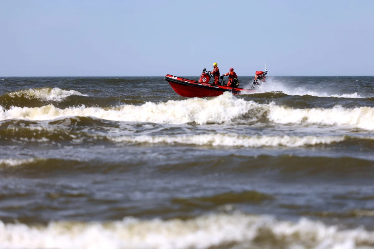 Dramatyczne chwile w Dziwnówku w woj. zachodniopomorskim. Dwaj nastoletni bracia weszli do morza mimo wywieszonej czerwonej flagi. Jeden z nich zdołał wrócić na brzeg, drugi zniknął pod wodą. Poszukiwania chłopca - ze względu na trudne warunki - zostały przerwane. 
