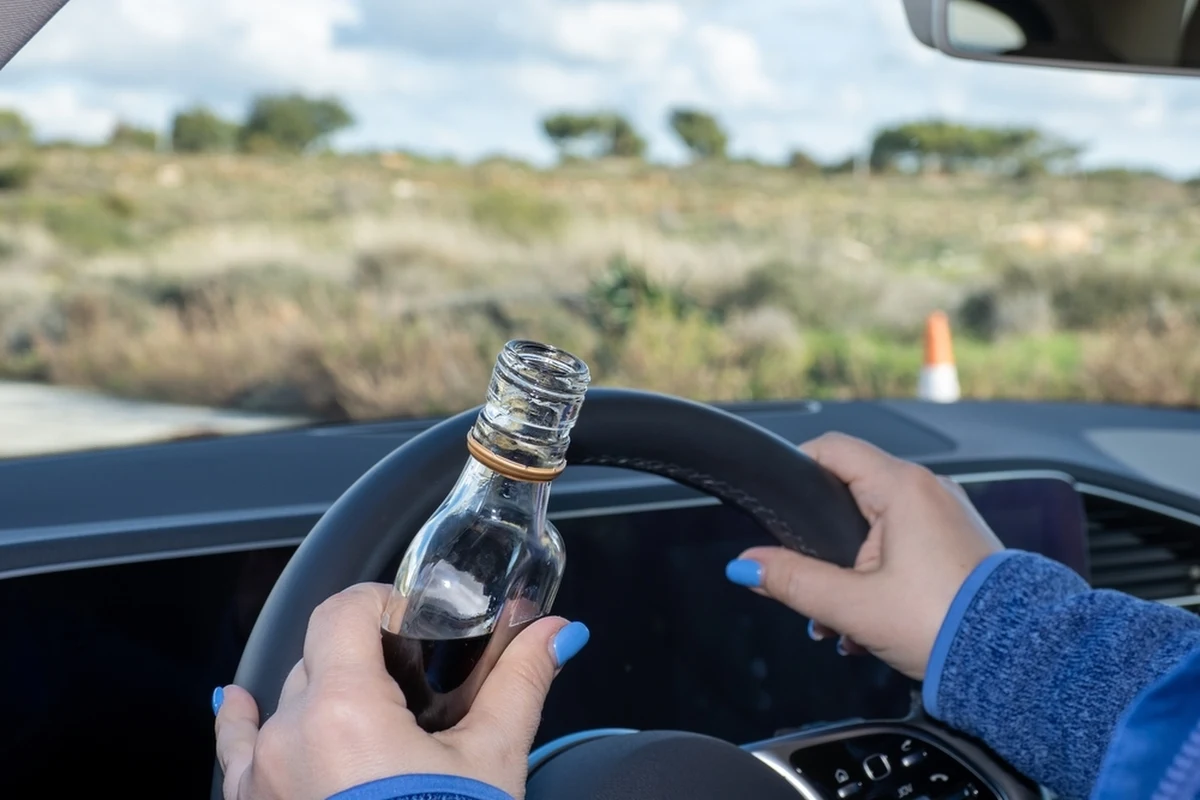 Ogromną nieodpowiedzialnością wykazała się 31-latka z gminy Frampol na Lubelszczyźnie. Kobieta, która miała w organizmie 4 promile alkoholu, przewoziła samochodem swoje dzieci – 4-letnie i 13-letnie. Na szczęście nikt nie został poszkodowany. 