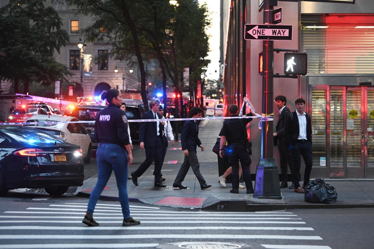 Co najmniej pięć osób, w tym funkcjonariusz nowojorskiej policji, zginęło w strzelaninie na Manhattanie w Nowym Jorku. Sprawca, wstępnie zidentyfikowany jako 27-letni mieszkaniec Las Vegas, popełnił samobójstwo. Strzelanina była już 254. masową w USA w tym roku.