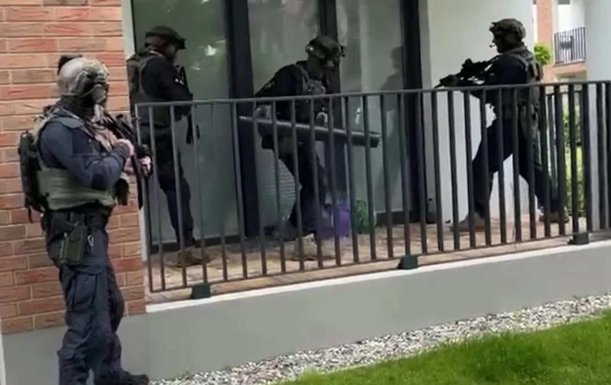 Kontrterroryści wkroczyli do mieszkania przy ul. Pomorskiej w Bydgoszczy, gdzie zatrzymano 28-latka i 26-latkę, zabezpieczono telefony, karty SIM i kilka tysięcy euro - poinformowali funkcjonariusze z Komendy Wojewódzkiej Policji w Bydgoszczy. Kryminalni działali z niemieckimi policjantami, wcześniej rozpracowując tzw. telefonistów - parę podejrzewaną o oszustwa "na wnuczka". Do przestępstw dochodziło w Niemczech, ale połączenia wykonywano z Polski.