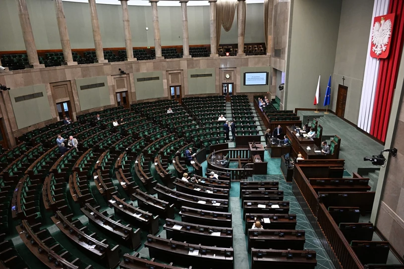 Sondaż: Problemy koalicjantów Tuska, cztery ugrupowania w Sejmie