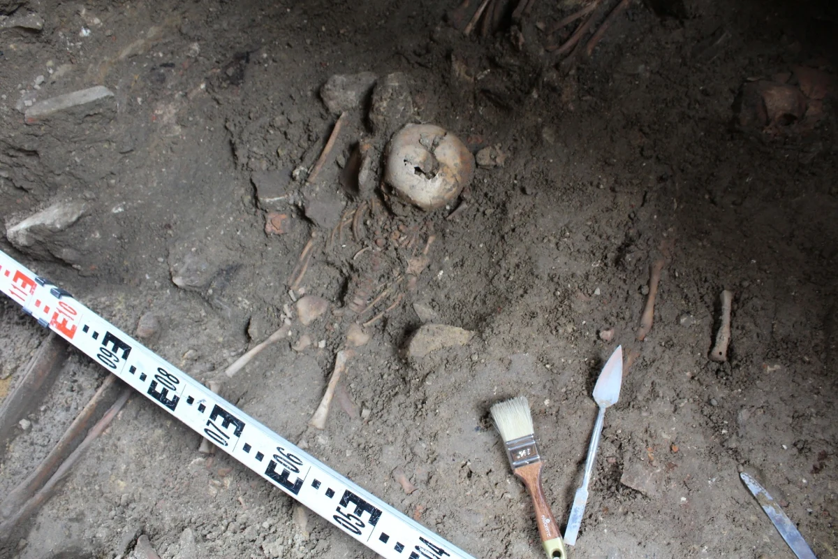 Podczas prac archeologicznych prowadzonych przy kościele św. Wojciecha w Bytomiu, naukowcy odnaleźli ponad dwa metry pod ziemią cztery dziecięce szkielety. O znalezisku poinformowało biuro prasowe bytomskiego magistratu. Odkrycia dokonano pod głównym wejściem do świątyni.