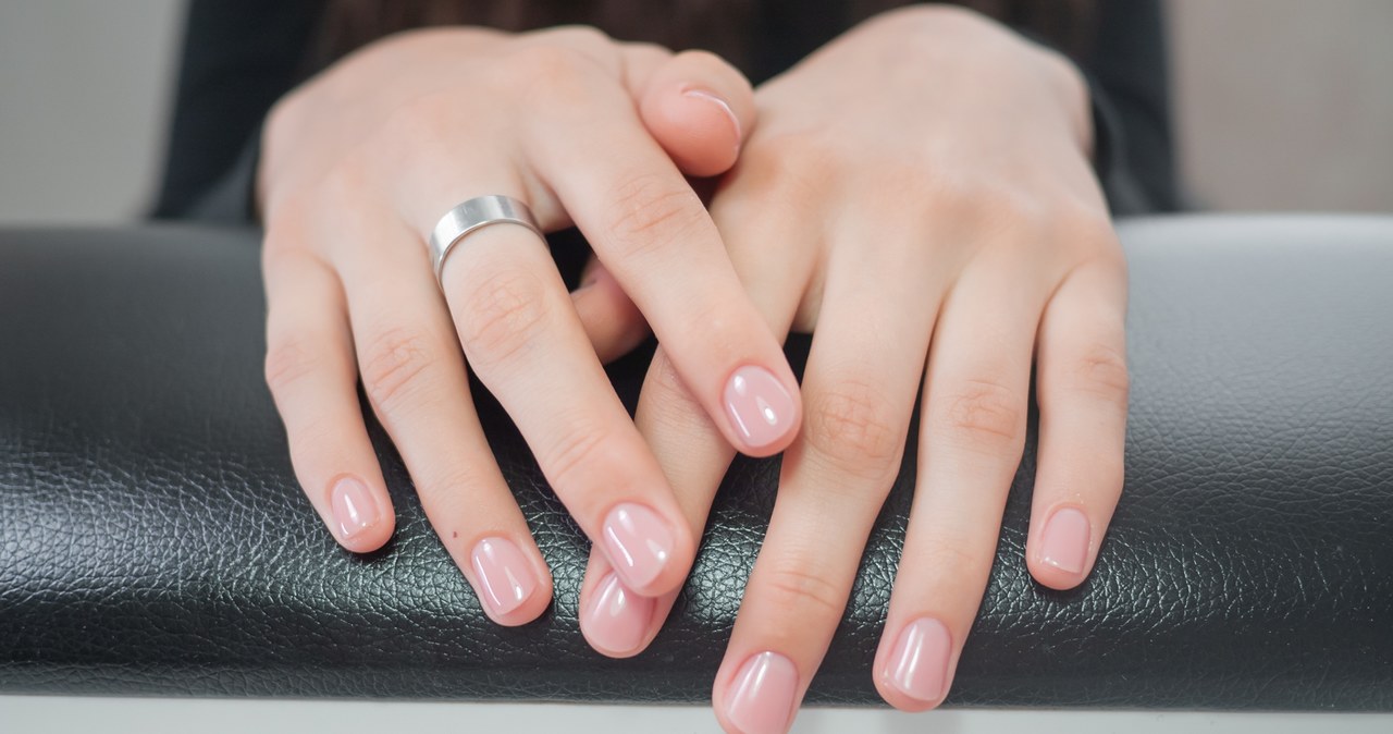 Ten manicure robi furorę. Najmodniejszy w tym sezonie wiadomości,aktualności,Interia Ten manicure robi furorę. Najmodniejszy w tym sezonie