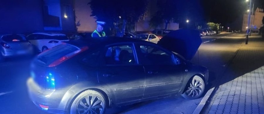 Nocna interwencja policji w Lubinie nabrała niecodziennego wymiaru. Mężczyzna, który pchał samochód do swojej dziewczyny, został zatrzymany przez funkcjonariuszy. Okazało się, że miał ponad 2 promile alkoholu w organizmie. Funkcjonariuszom tłumaczył, że był pasażerem.