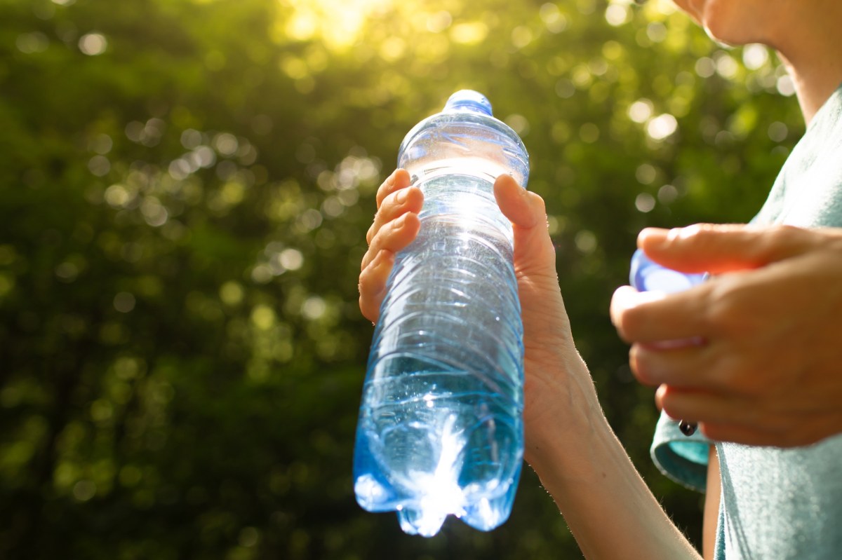 Jak przetrwać upały? Sprawdzone sposoby na chłód w podróży, pracy i na spacerze