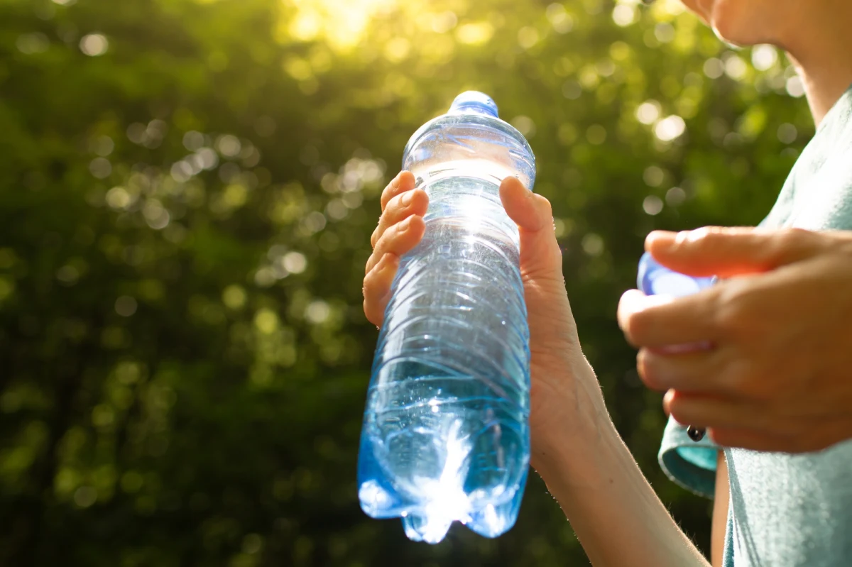 Nawadnianie się w czasie upałów jest niezbędne. Bardzo szybko można się odwodnić, co jest nie tylko niebezpieczne dla zdrowia, ale i dla życia. Tutaj pojawia się pytanie - jak przetrwać upały? Poznajcie sposoby na chłód w podróży, pracy i na spacerze.