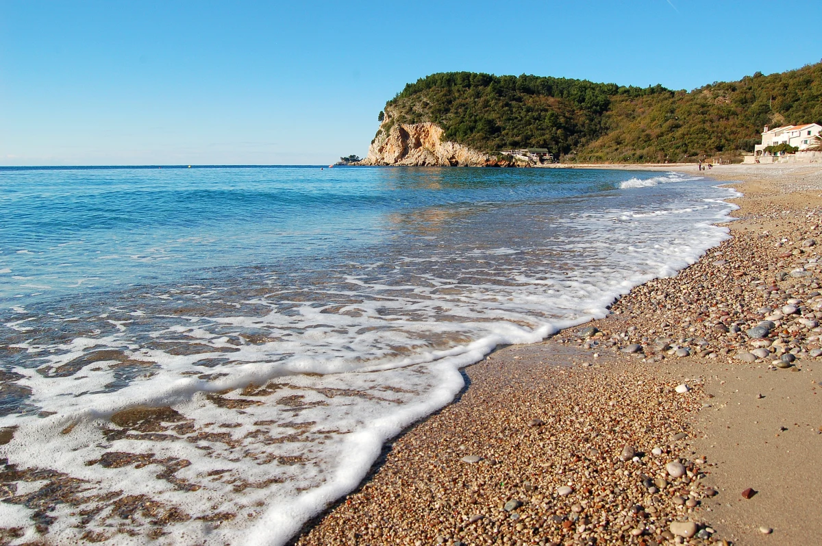 Wstrząsające wydarzenia rozegrały się na jednej z popularnych plaż w pobliżu Aten. W niedzielę na brzegu morza w dzielnicy Paleo Faliro odkryto ciało trzyletniej dziewczynki. Zdaniem lekarzy dziecko przed śmiercią padło ofiarą brutalnej przemocy. Do tej pory nie udało się ustalić jej tożsamości ani odnaleźć rodziny.