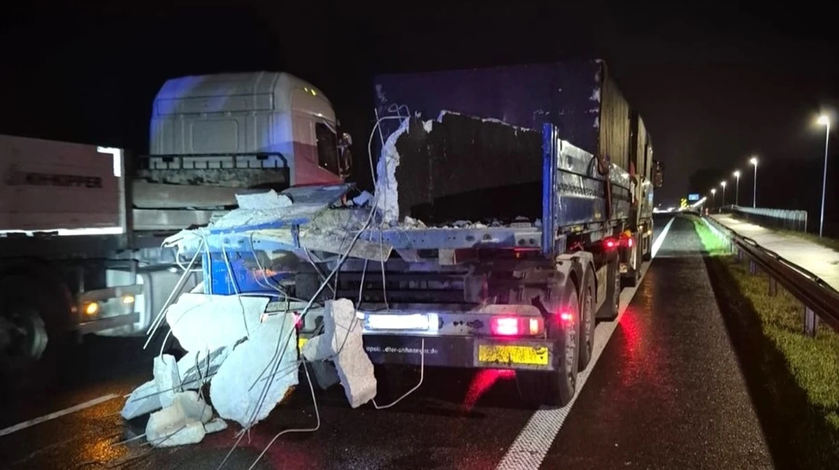 Kilkutonowa konstrukcja nagle runęła na drogę. Tylko szczęśliwy zbieg okoliczności sprawił, że nikomu nic się nie stało. Kierowca, który wiózł niezabezpieczony ładunek, ma jednak poważne kłopoty.