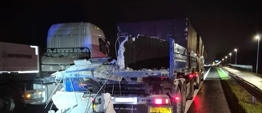 Kilkutonowa konstrukcja nagle runęła na drogę. Tylko szczęśliwy zbieg okoliczności sprawił, że nikomu nic się nie stało. Kierowca, który wiózł niezabezpieczony ładunek, ma jednak poważne kłopoty.