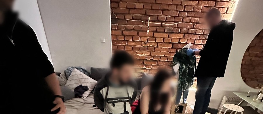 Miał stanąć na ślubnym kobiercu, trafił za kratki. Policjanci z Krakowa zatrzymali 41-latka poszukiwanego listem gończym. Mężczyzna ukrywał się w mieszkaniu na Prądniku Białym, gdzie dzień wcześniej oświadczył się swojej partnerce.