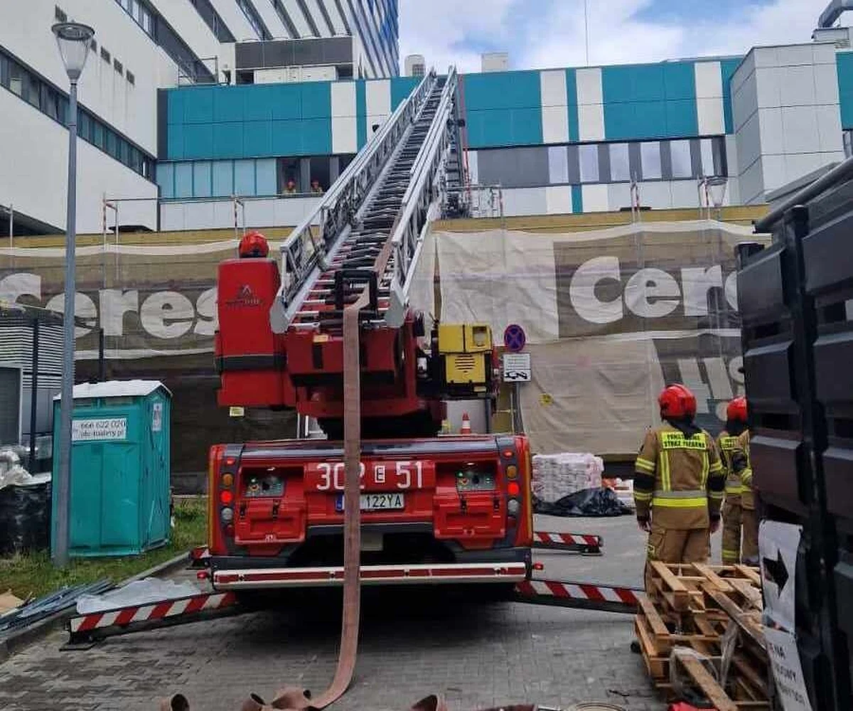 Ok. 190 osób ewakuowano z Centralnego Szpitala Klinicznego Uniwersytetu Medycznego w Łodzi po tym, jak ogień zajął dach przyległego budynku. Nikt nie został poszkodowany.