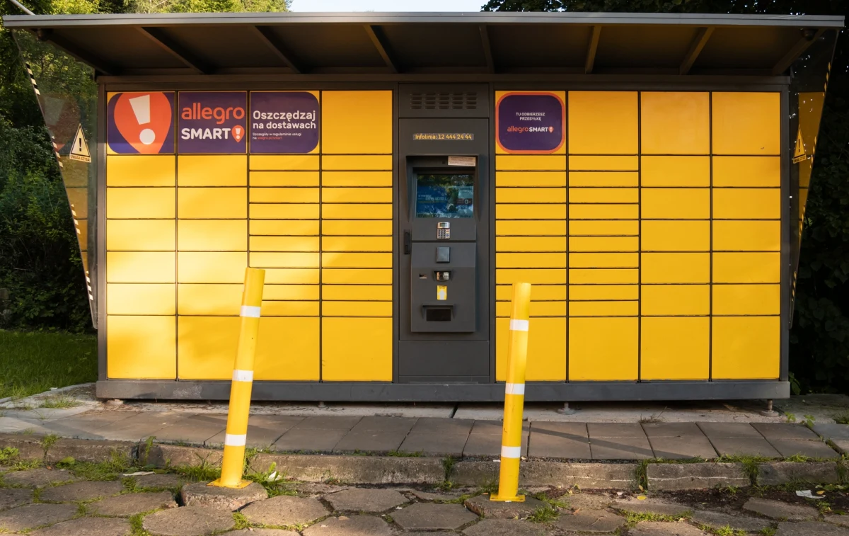 Allegro, DHL, DPD i InPost pod lupą Urzędu Ochrony Konkurencji i Konsumentów. Spółkom zarzucono stosowanie tzw. greenwashingu, który wprowadza konsumentów w błąd. Jeśli zarzuty postawione spółkom się potwierdzą, grozi im kara do 10 proc. obrotów za każdą praktykę.