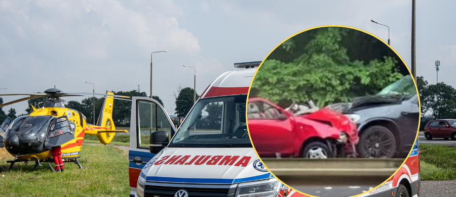 Tragiczny w skutkach wypadek drogowy miał miejsce w sobotnie popołudnie w Katowicach. W jego wyniku zginęła kobieta w zaawansowanej ciąży i jej nienarodzone dziecko. To żona piłkarza z lokalnego klubu Czułowianka Tychy. Sportowiec, który prowadził samochód, walczy o życie w szpitalu.