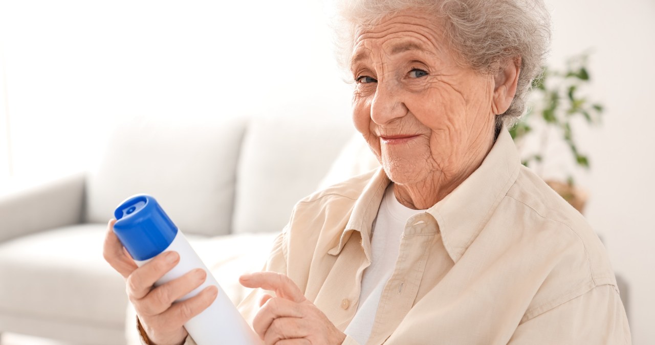 Podrażnienia i przykry zapach znikną. Najlepszy dezodorant dla seniorów